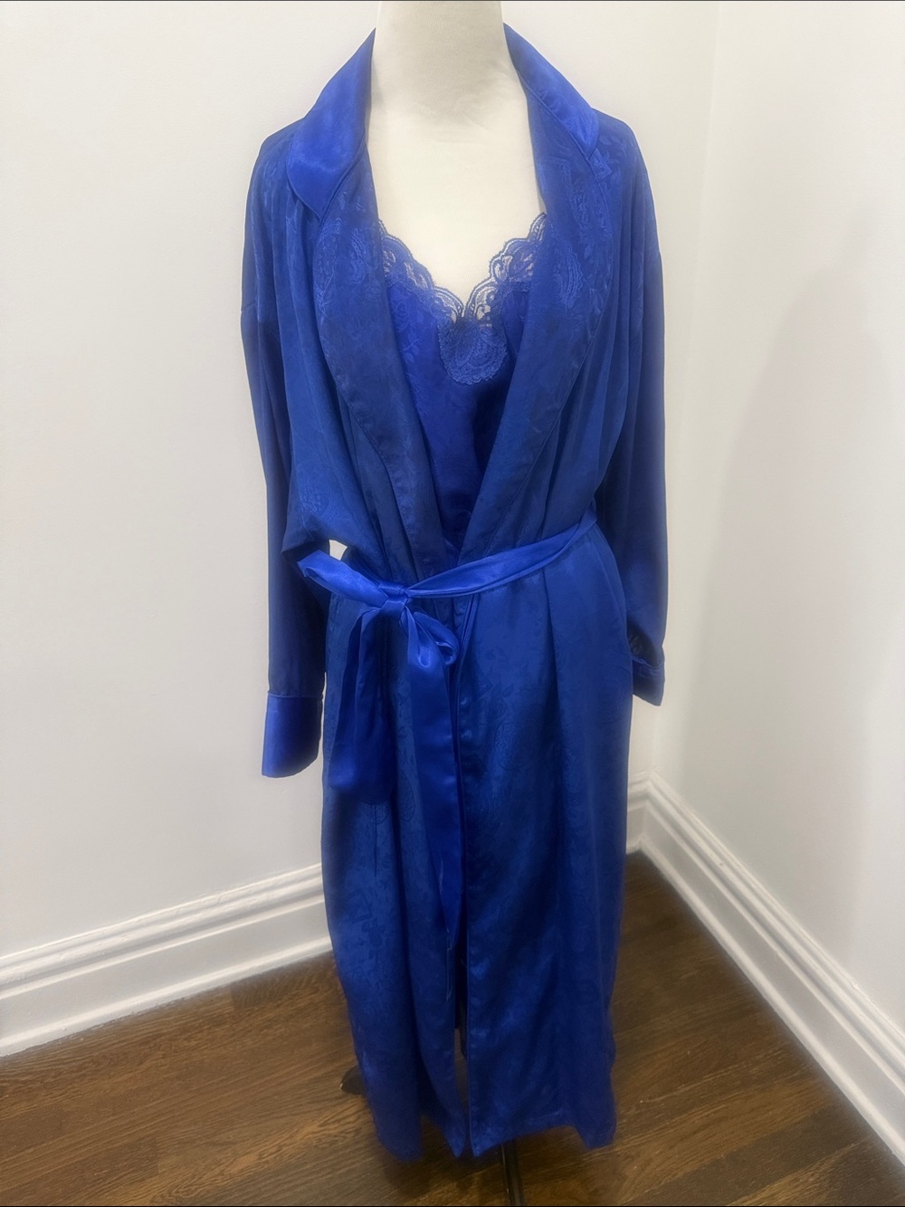 Vntg Victoria’s Secret Gold Label Blue Lace Trim Satin Robe & Chemise Set M/SP - Picture 8 of 10